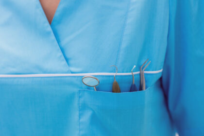 Blouse, pantalon, chaussures : la tenue du dentiste bien au-delà de l'image !