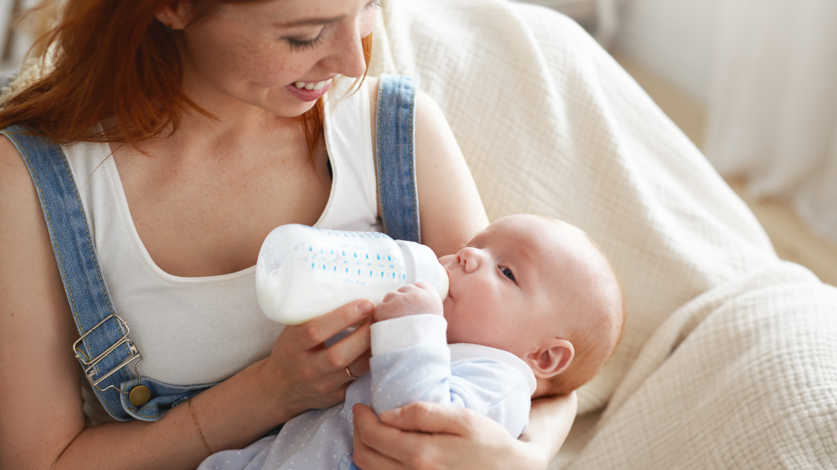 maman qui donne à boire à son bébé