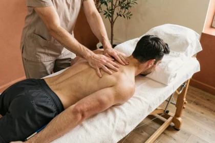 Sportif recevant un massage de récupération sur table dans un institut bien-être à Toulouse