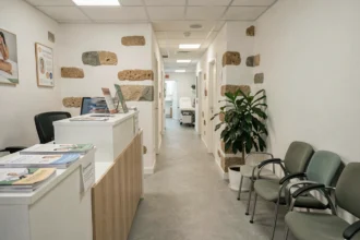 Salle d'attente d'un cabinet de kinésithérapie moderne dans le Puy-de-Dôme avec une ambiance professionnelle et accueillante